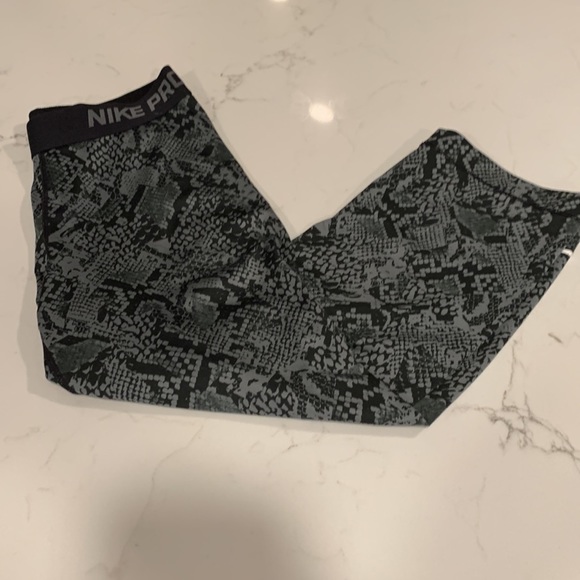 Nike Pro Women’s Snake skin tights - Picture 5 of 6